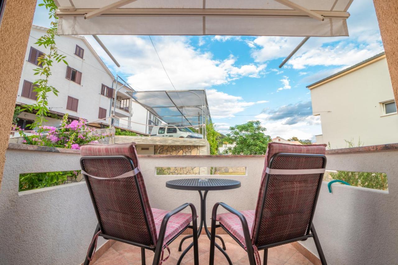 Apartments Dujmovic With Terrace 바슈카 외부 사진