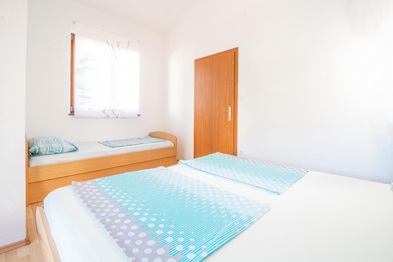 Apartments Dujmovic With Terrace 바슈카 외부 사진
